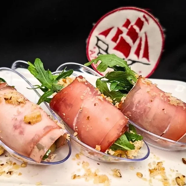 Рулетик из вяленого мяса с грушей ( предзаказ минимум 6 шт)
